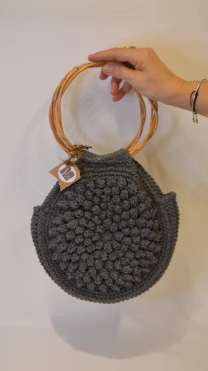 Cartera Roseta chica Tejida al crochet con manija de Mimbre