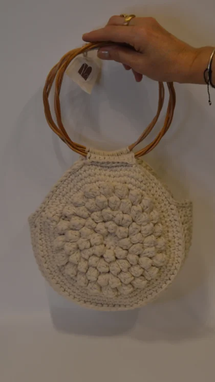 Cartera Roseta Chica  tejida a crochet con manijas de Mimbre