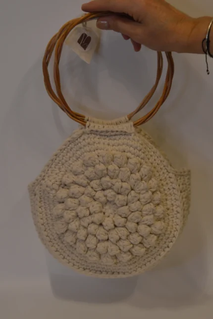 Cartera Roseta Chica  tejida a crochet con manijas de Mimbre