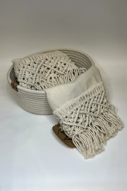 Toalla de mano con aplique de guarda en  macrame